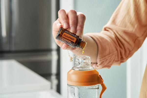 MetaPWR von doTERRA – eine ätherische Öl-Mischung, die speziell entwickelt wurde, um das Wohlbefinden, die Stoffwechselgesundheit und ein gesundes Körpergewicht zu fördern.